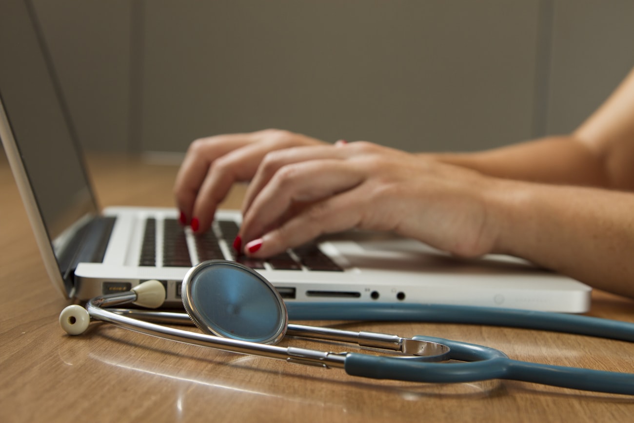 Profissional de saúde orientando paciente sobre monitoramento de diabetes